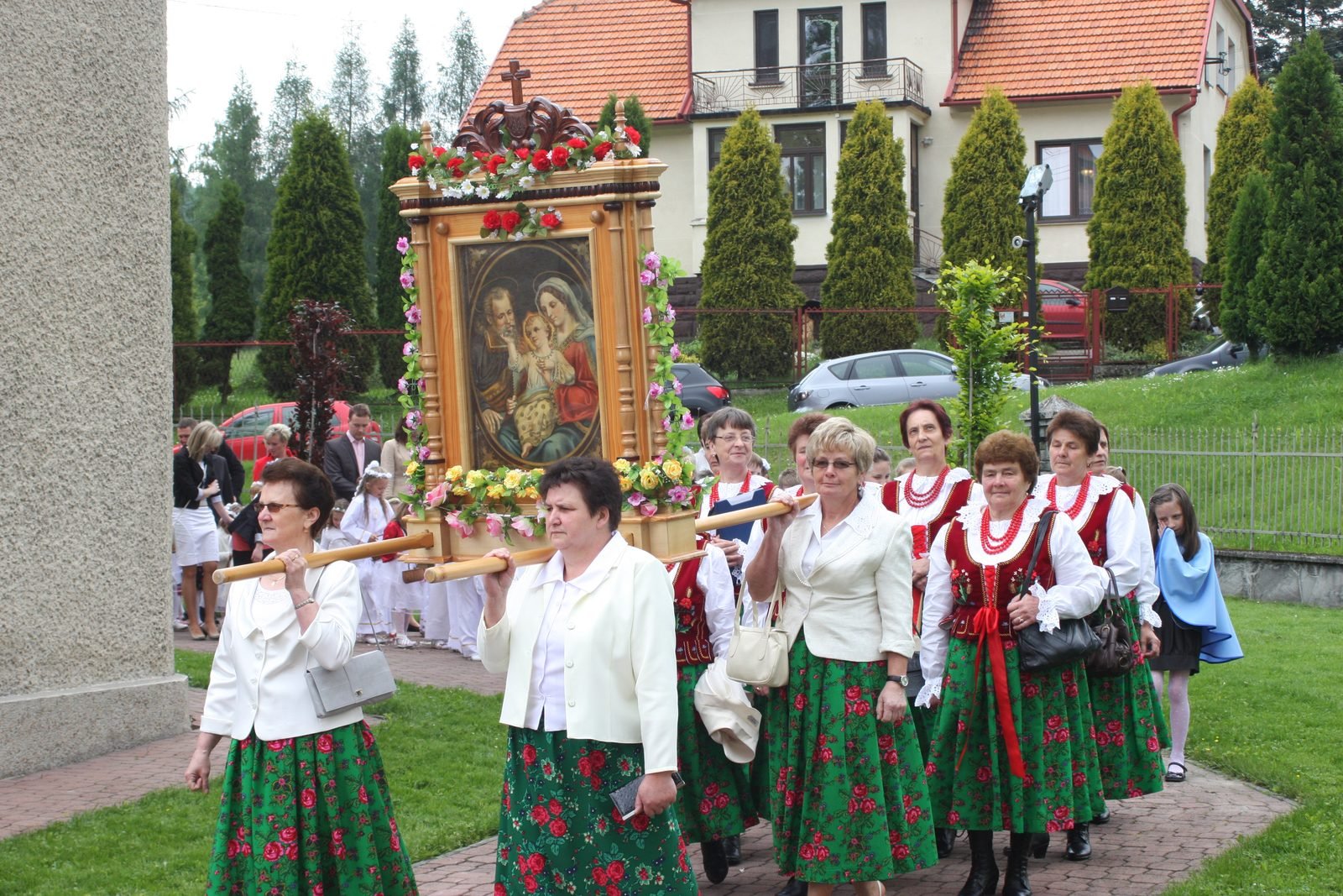 Feretron niesiony przez panie w strojach regionalnych.