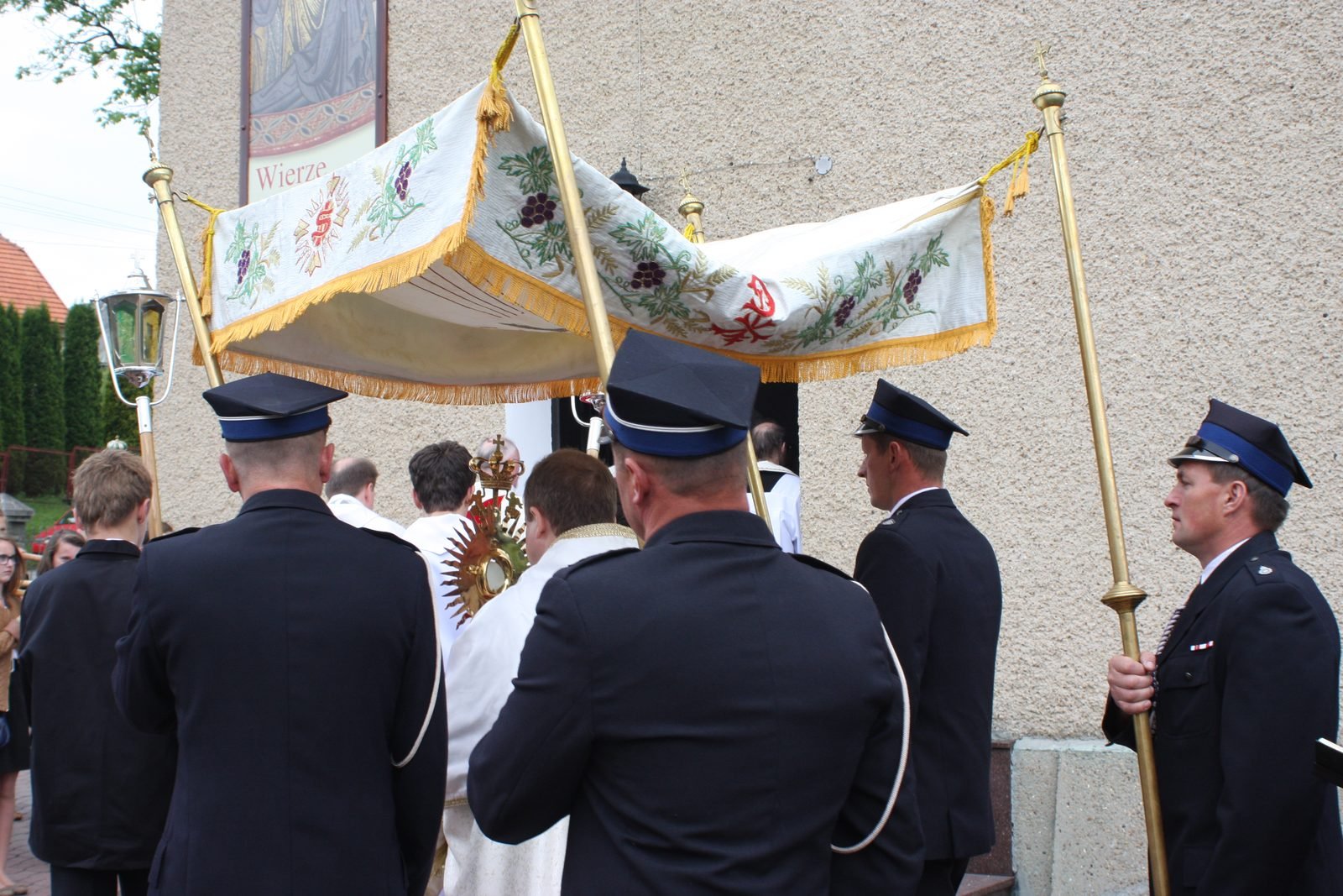 Baldachim i strażacy.