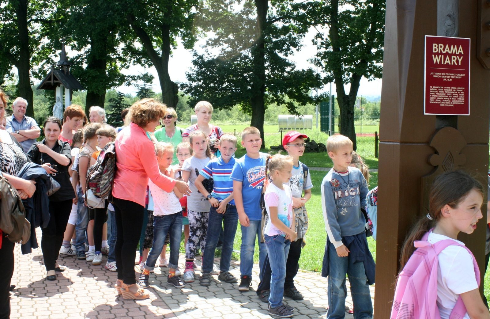 Grupa przy bramie.
