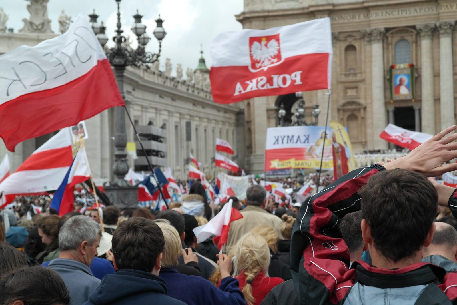 Polskie flagi na placu.