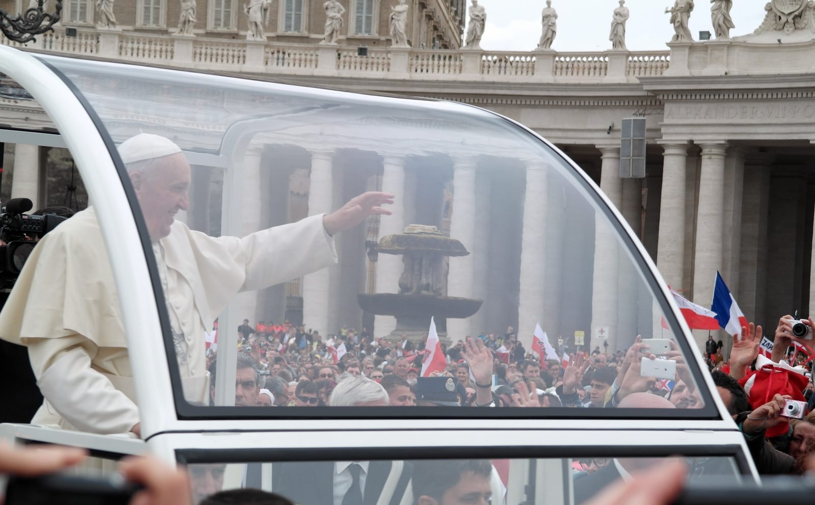 Papież Franciszek pozdrawia pielgrzymów.