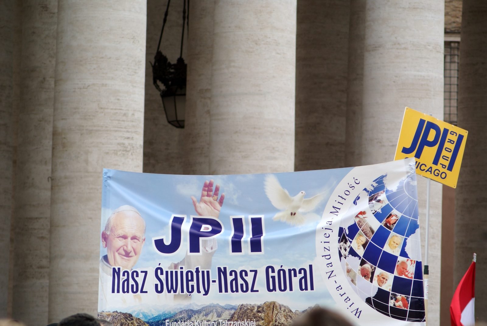 Transparent „JP II nasz święty, nasz góral”.