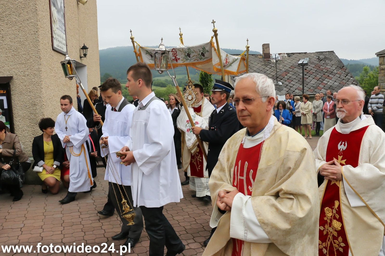 Procesja wokół kościoła.