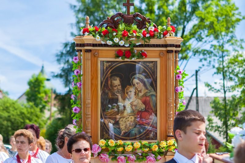 Feretron w kwiatach.