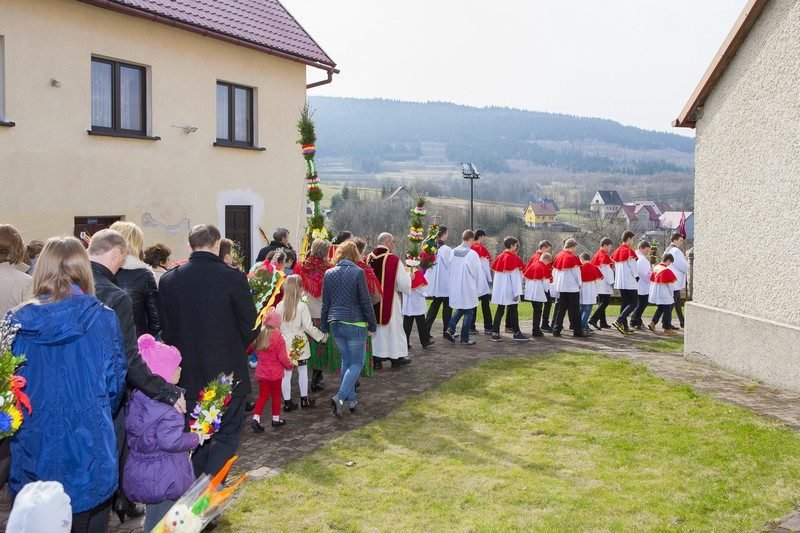 Procesja na tle gór.
