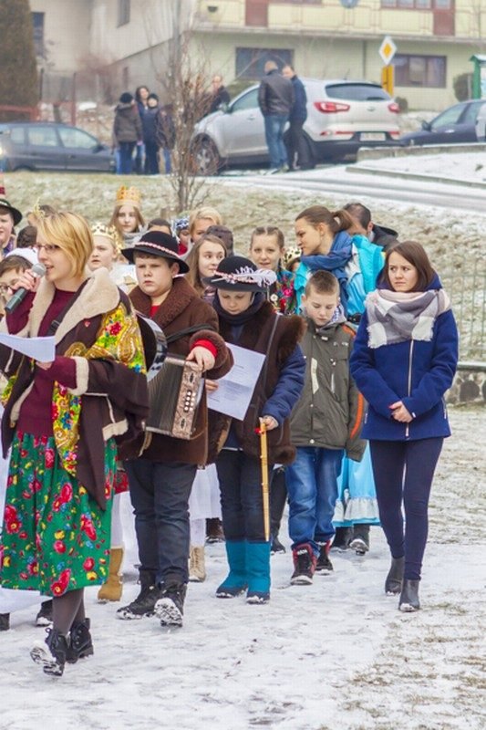 Kolędnicy z akordeonem w orszaku.