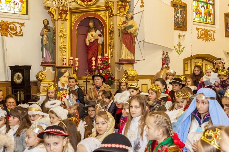 Kościół pełen uczestników orszaku.