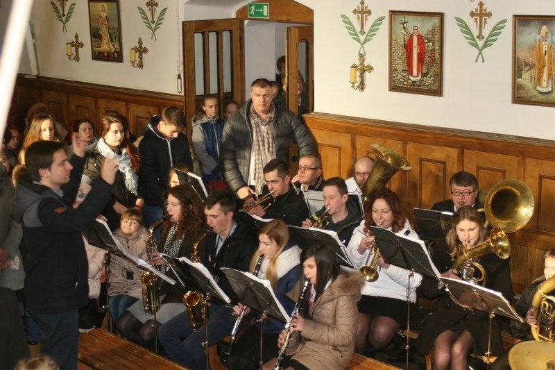 Orkiestra w nawie kościoła.