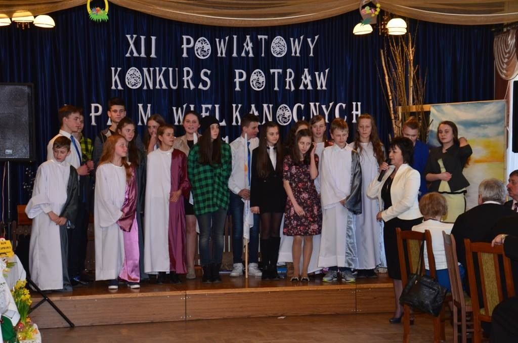 Wszyscy wykonawcy na scenie.