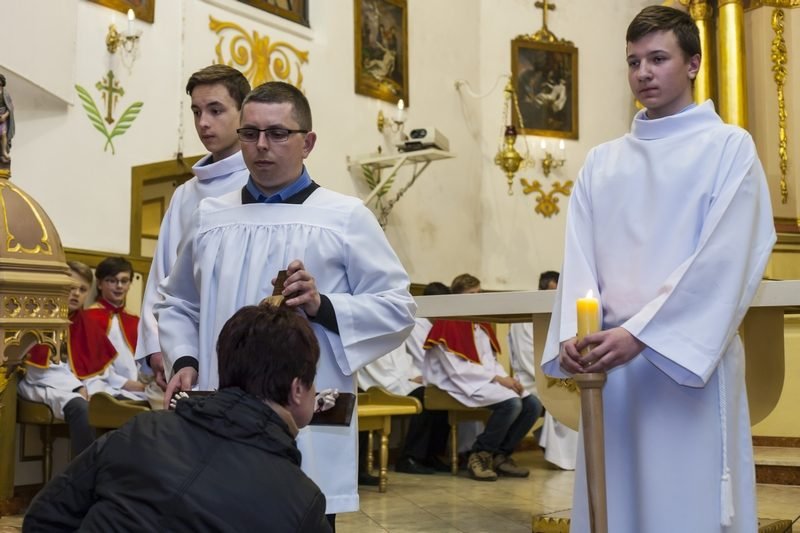 Adoracja Krzyża.