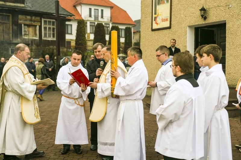 Poświęcenie ognia przed kościołem.