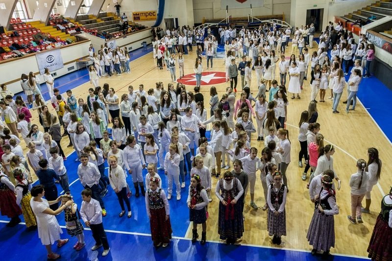 Tysiące młodych w hali sportowej.