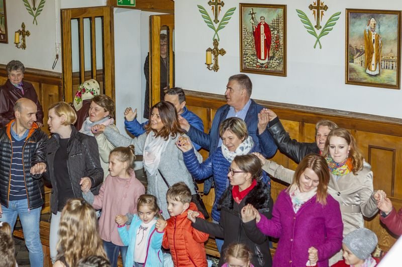Parafianie włączają się w taniec.