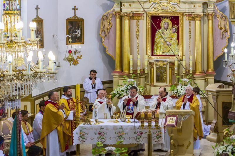 Msza odpustowa przy ołtarzu głównym.