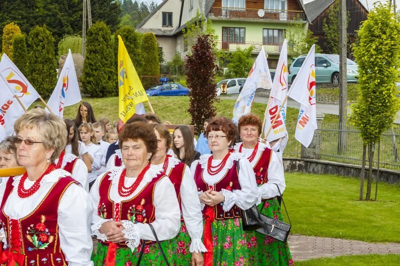 Panie w strojach regionalnych.