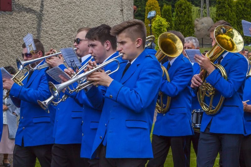 Orkiestra dęta w procesji.