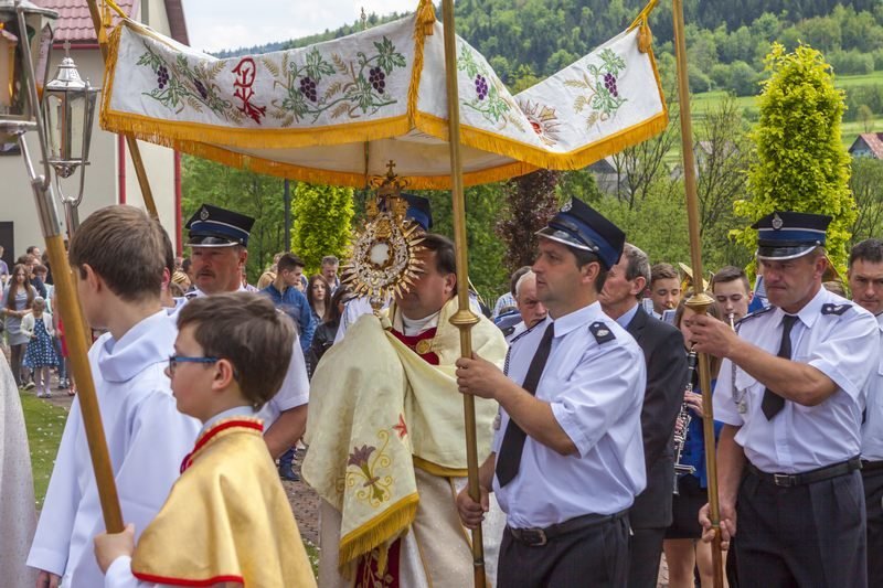 Monstrancja pod baldachimem.