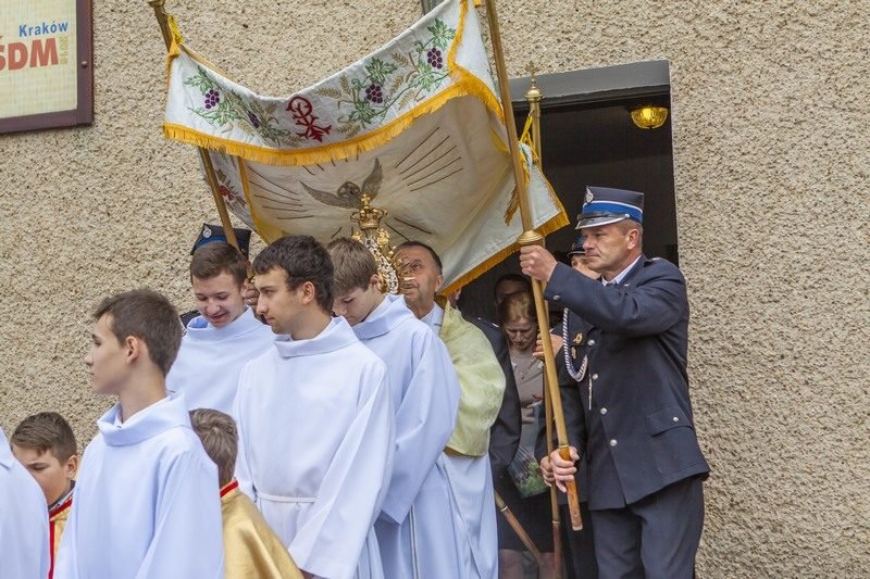 Baldachim wychodzi z kościoła.