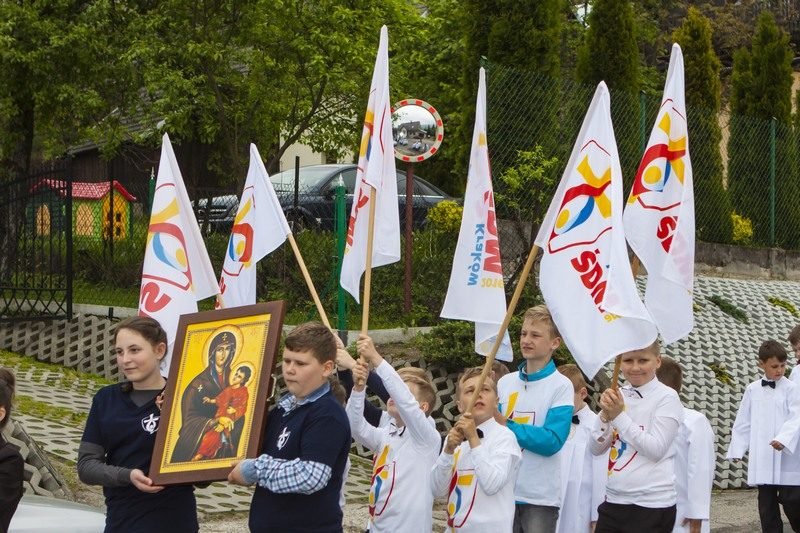 Młodzież z flagami ŚDM i obrazem.