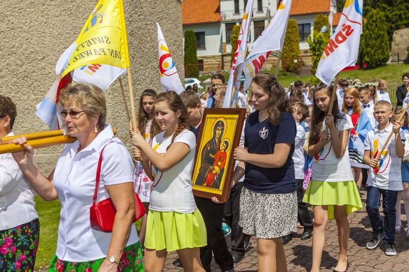 Feretrony i flagi w procesji.