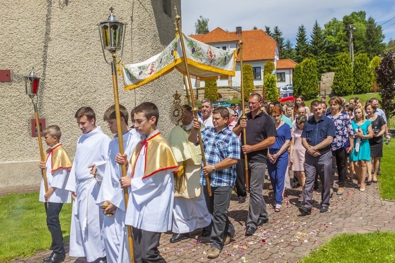 Baldachim w procesji wokół kościoła.