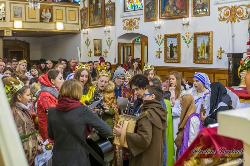 Kościół pełen uczestników orszaku.