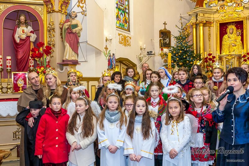 Wspólne zdjęcie uczestników przed ołtarzem.
