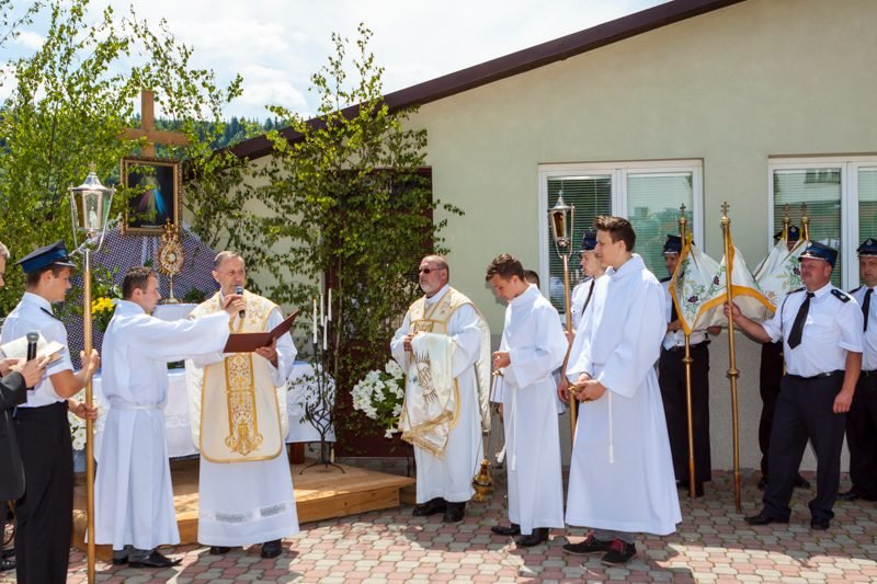 Kapłani przy ołtarzu polowym.