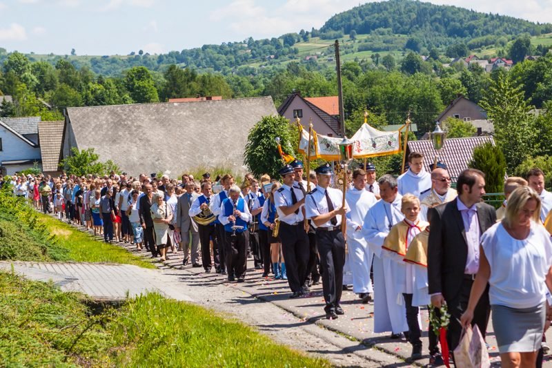 Procesja na tle wzgórz.