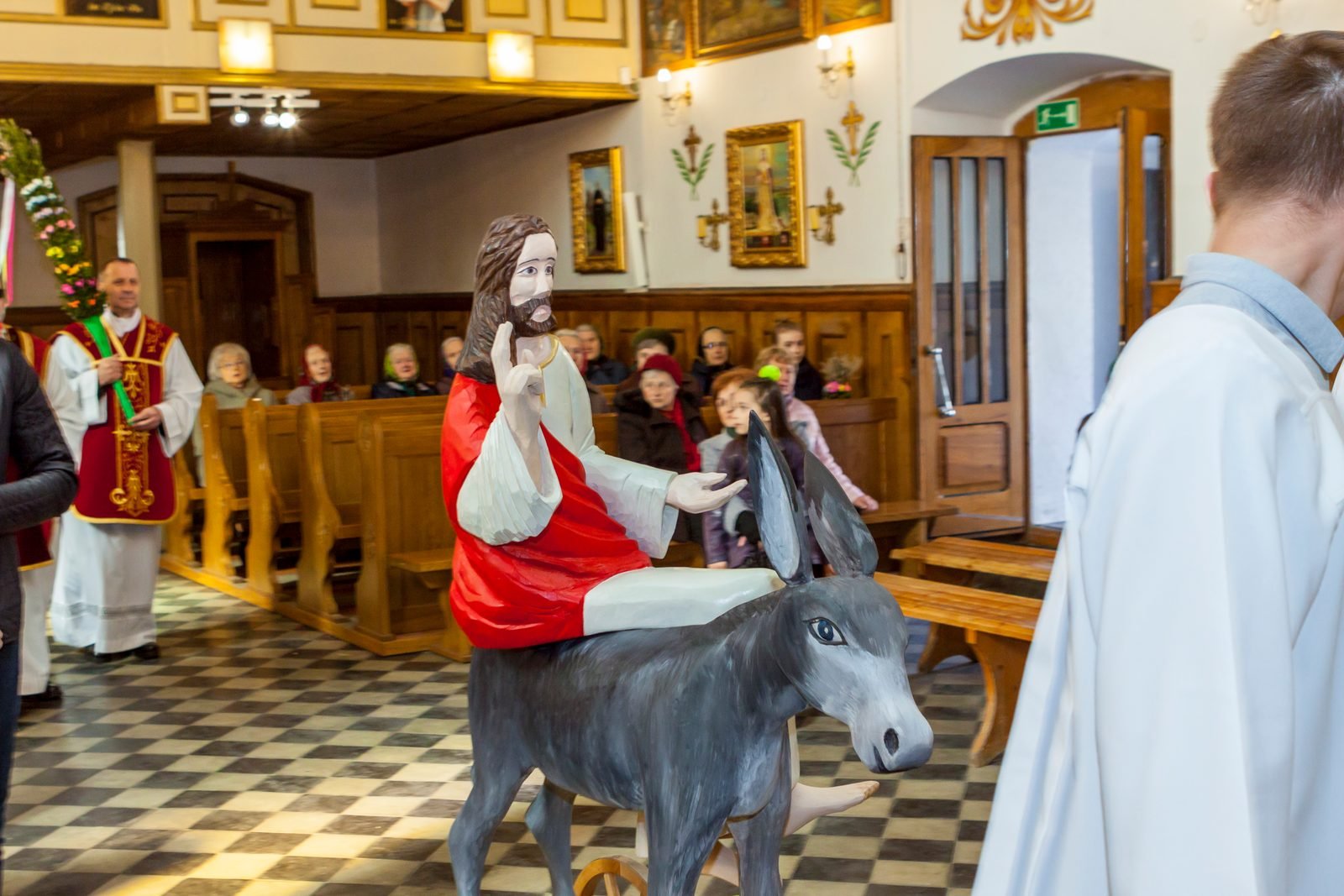 Figura Chrystusa na osiołku wjeżdża do kościoła.