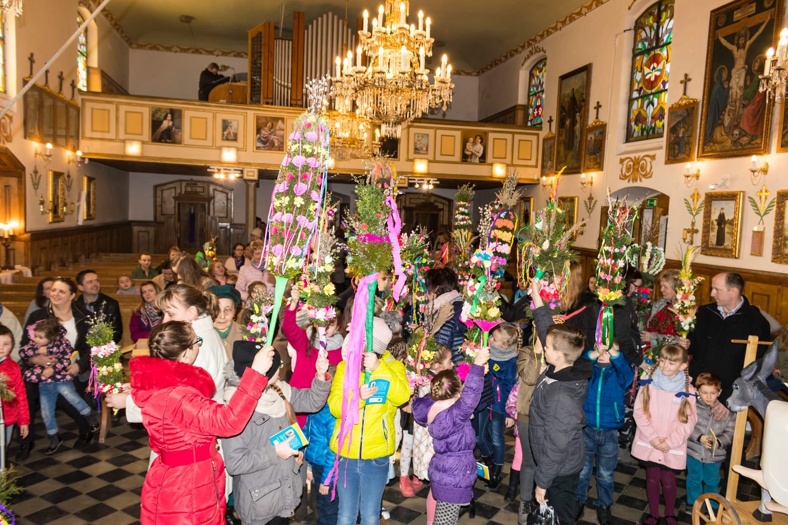 Kościół pełen palm konkursowych.