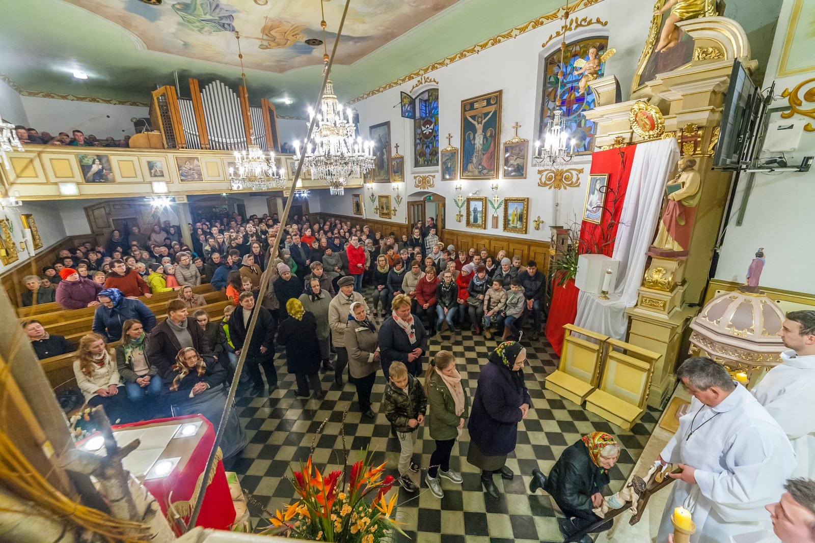 Kościół pełen wiernych.