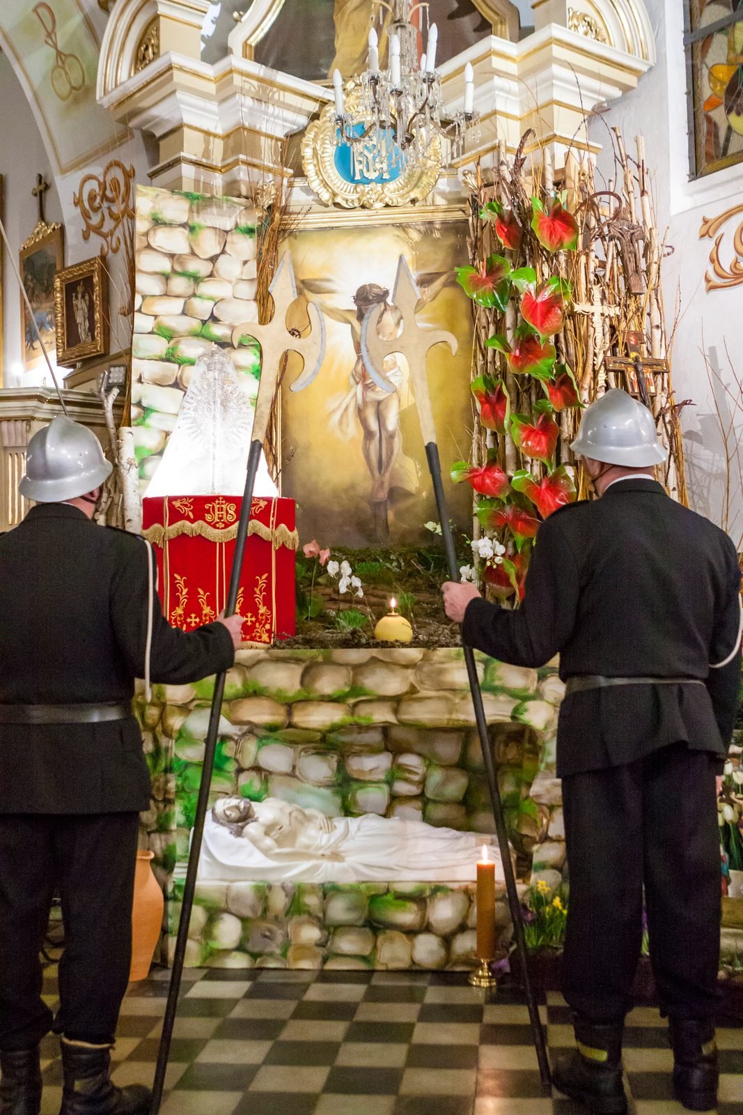 Strażacy przy Grobie Pańskim.
