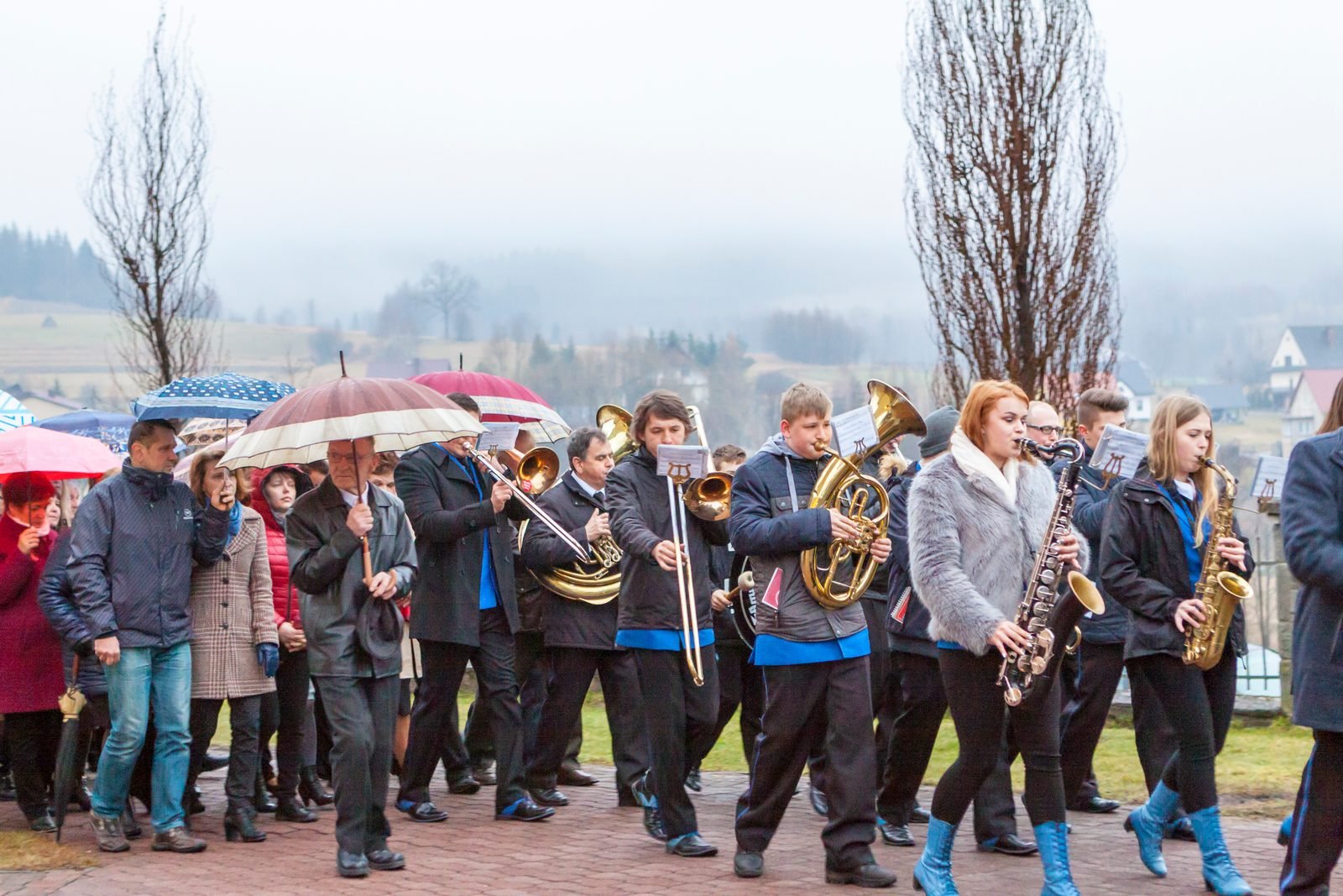 Orkiestra dęta w procesji.