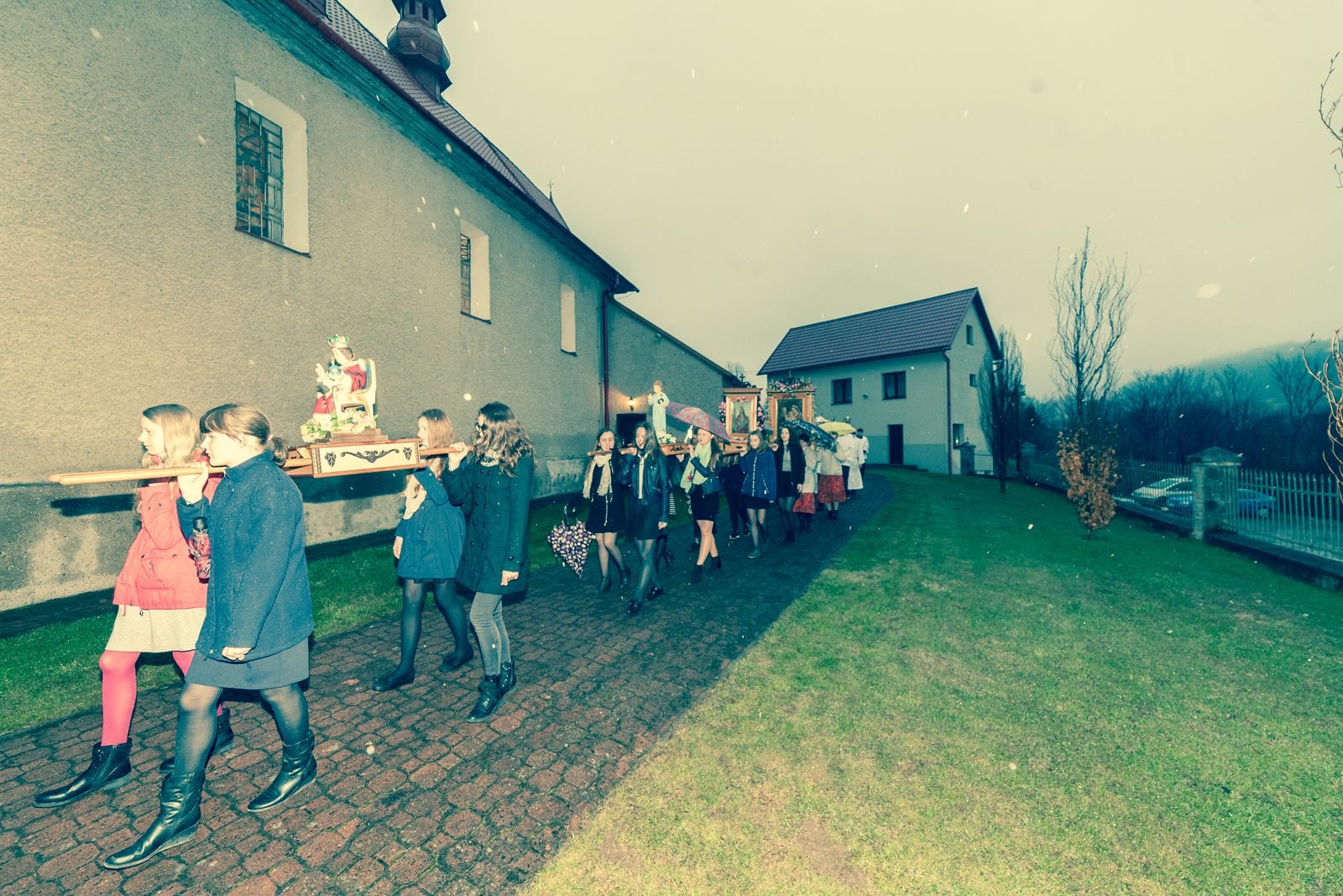 Figura Zmartwychwstałego w procesji.