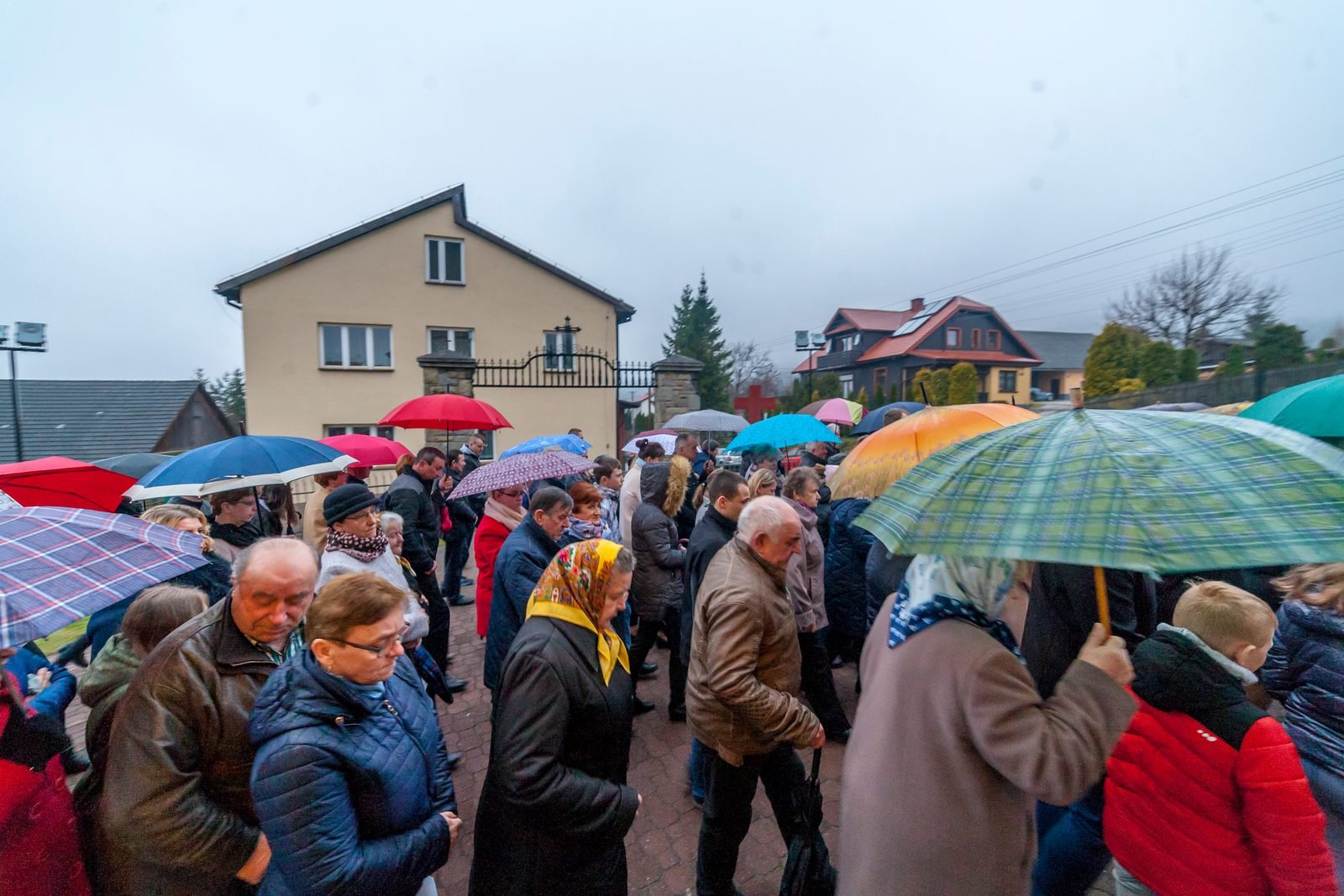 Procesja w deszczu.