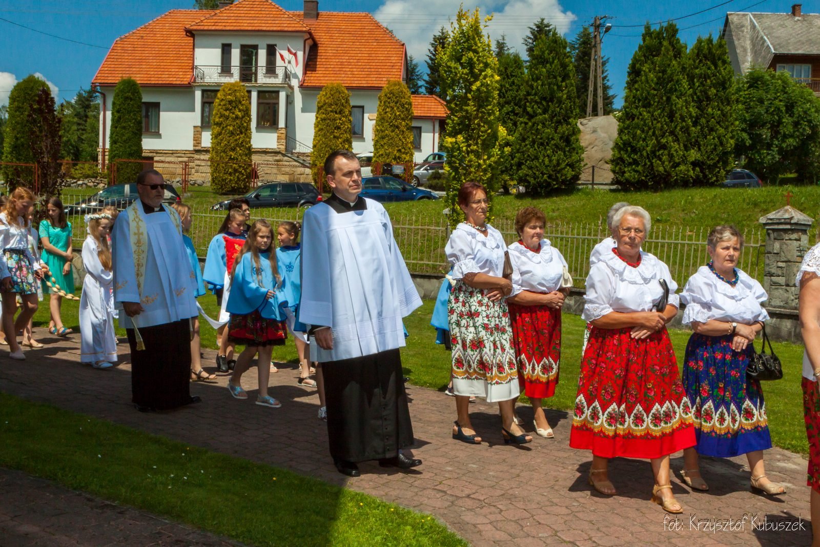 Panie w strojach regionalnych w procesji.