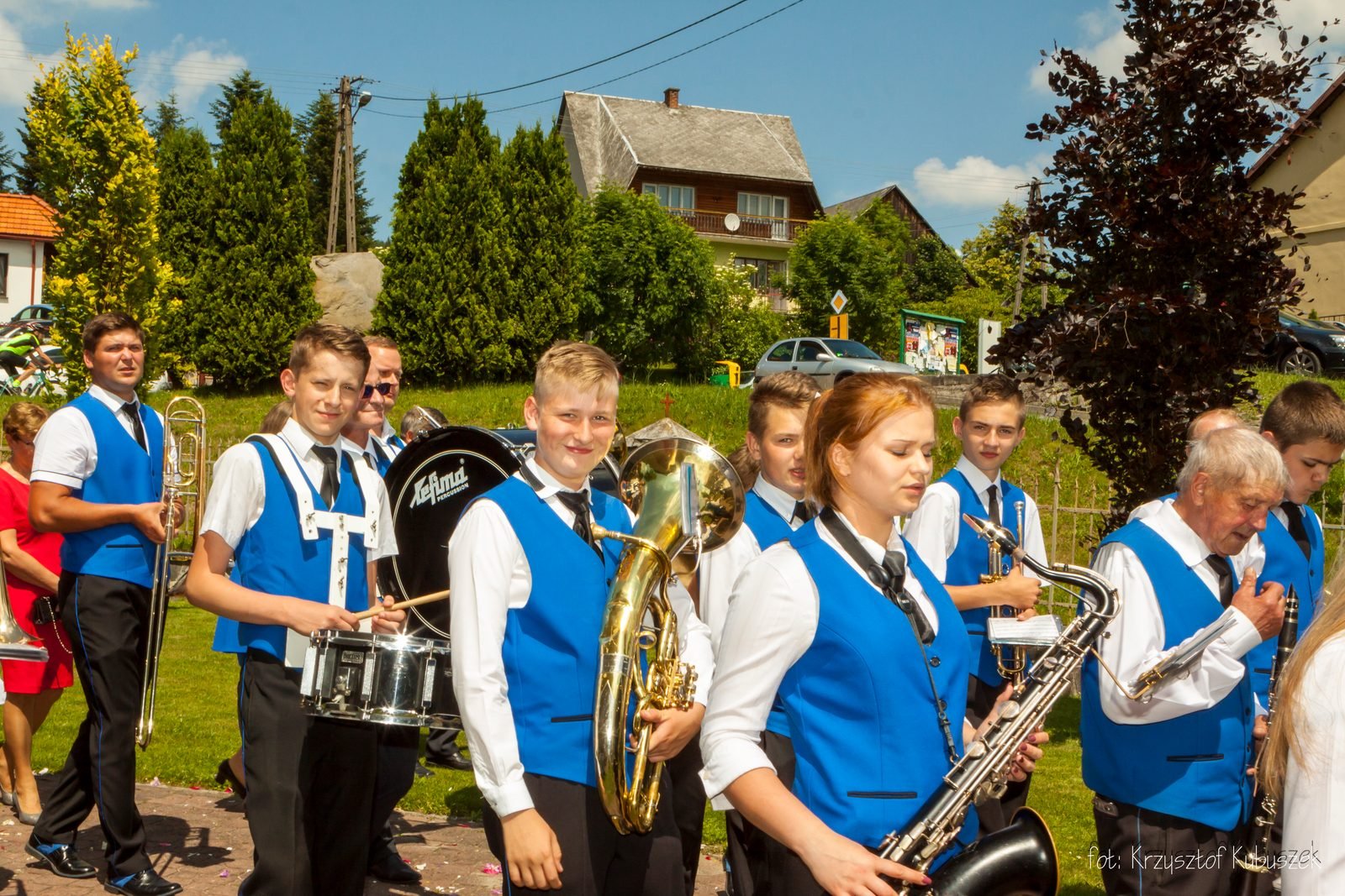 Orkiestra dęta w procesji.