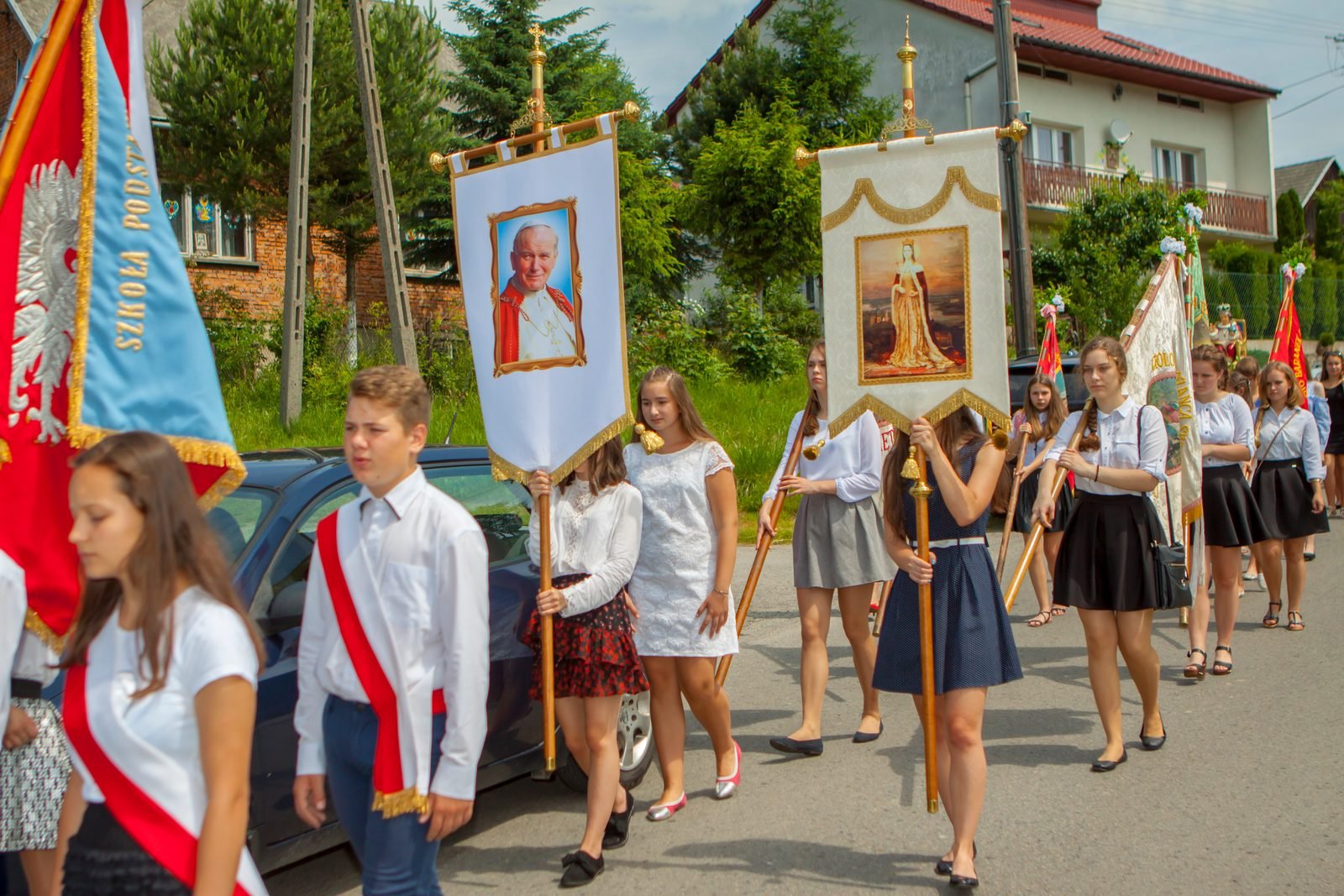 Chorągiew z wizerunkiem Jana Pawła II i feretrony.