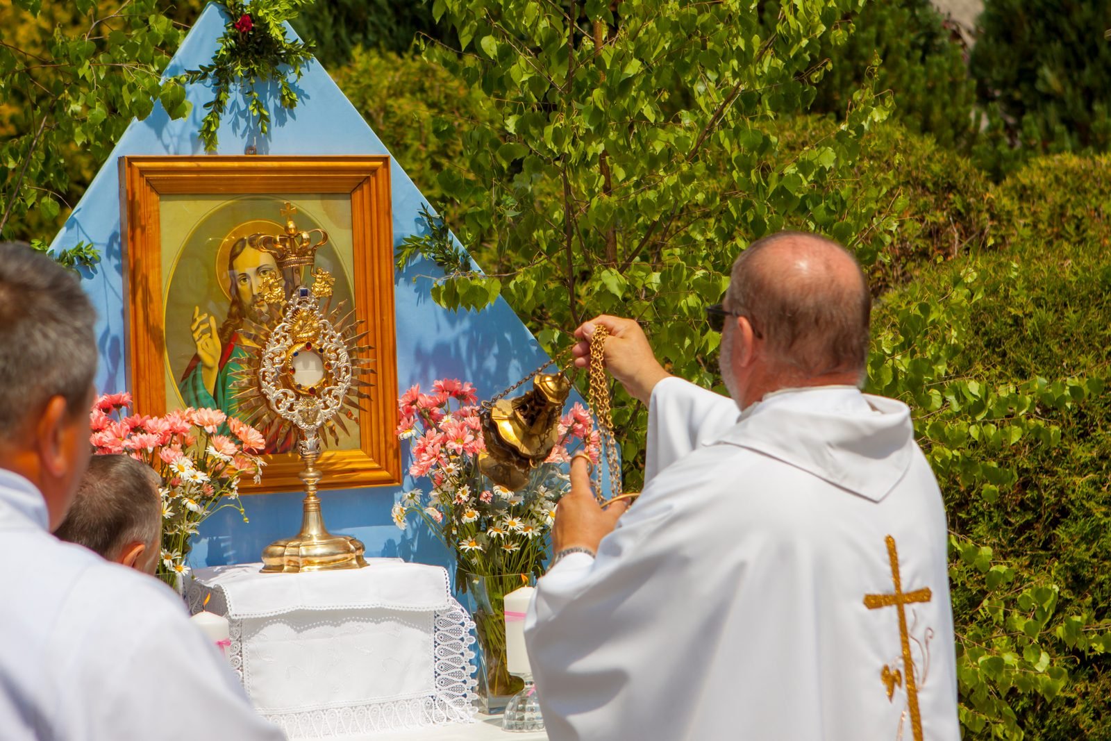 Monstrancja na ołtarzu z obrazem Matki Bożej.