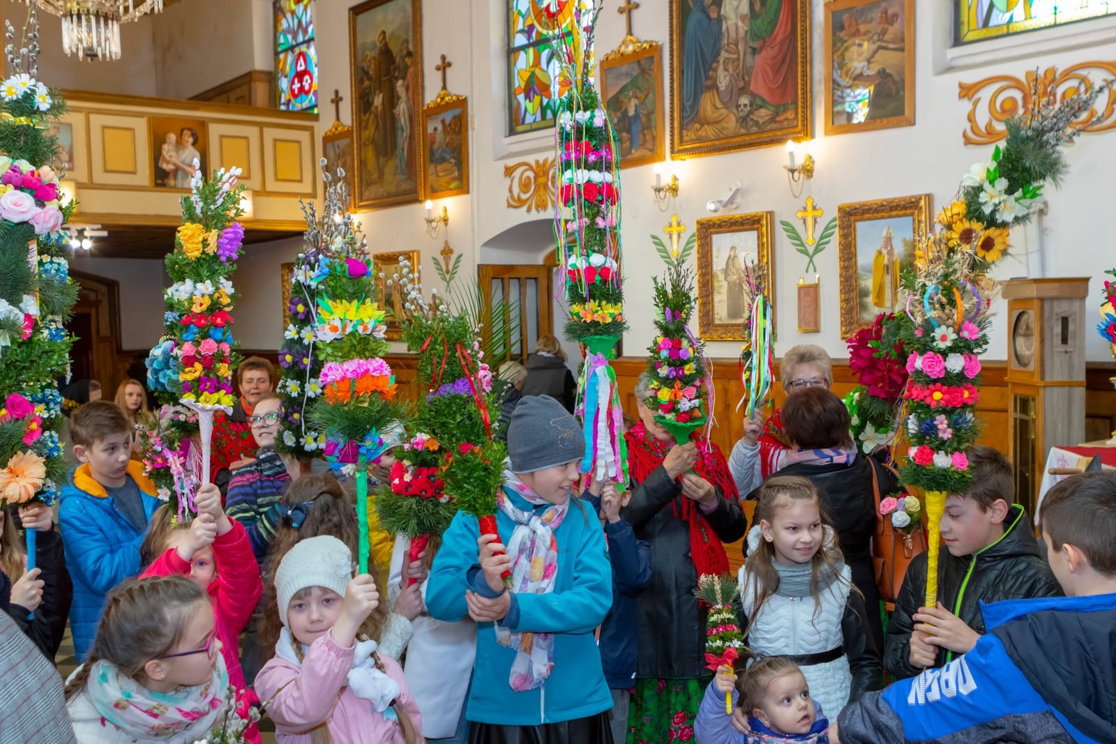 Kościół pełen palm i uczestników konkursu.
