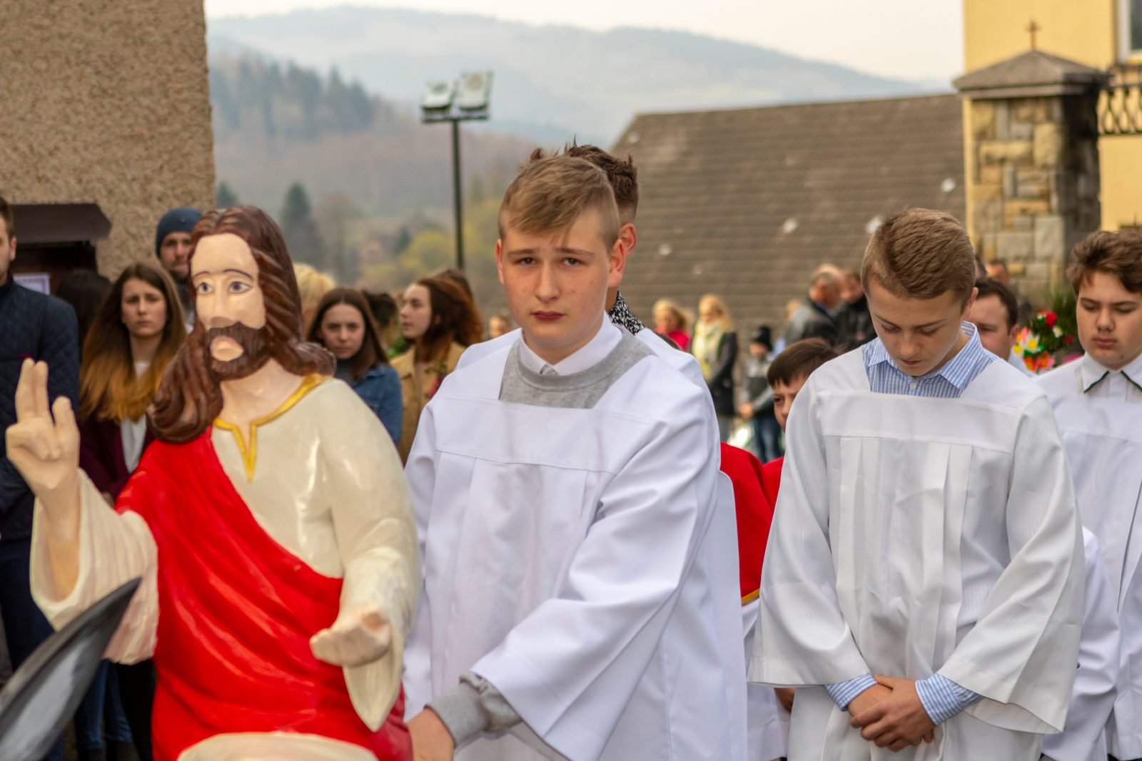 Figura Chrystusa na osiołku w procesji.