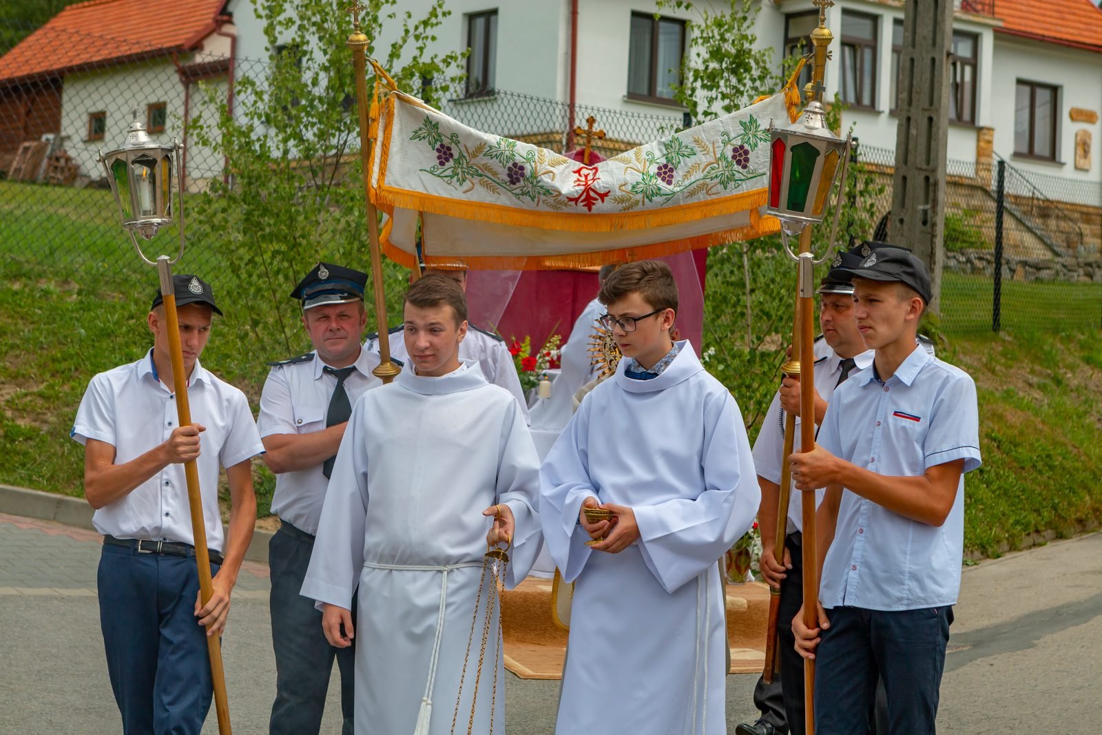 Najświętszy Sakrament pod baldachimem.