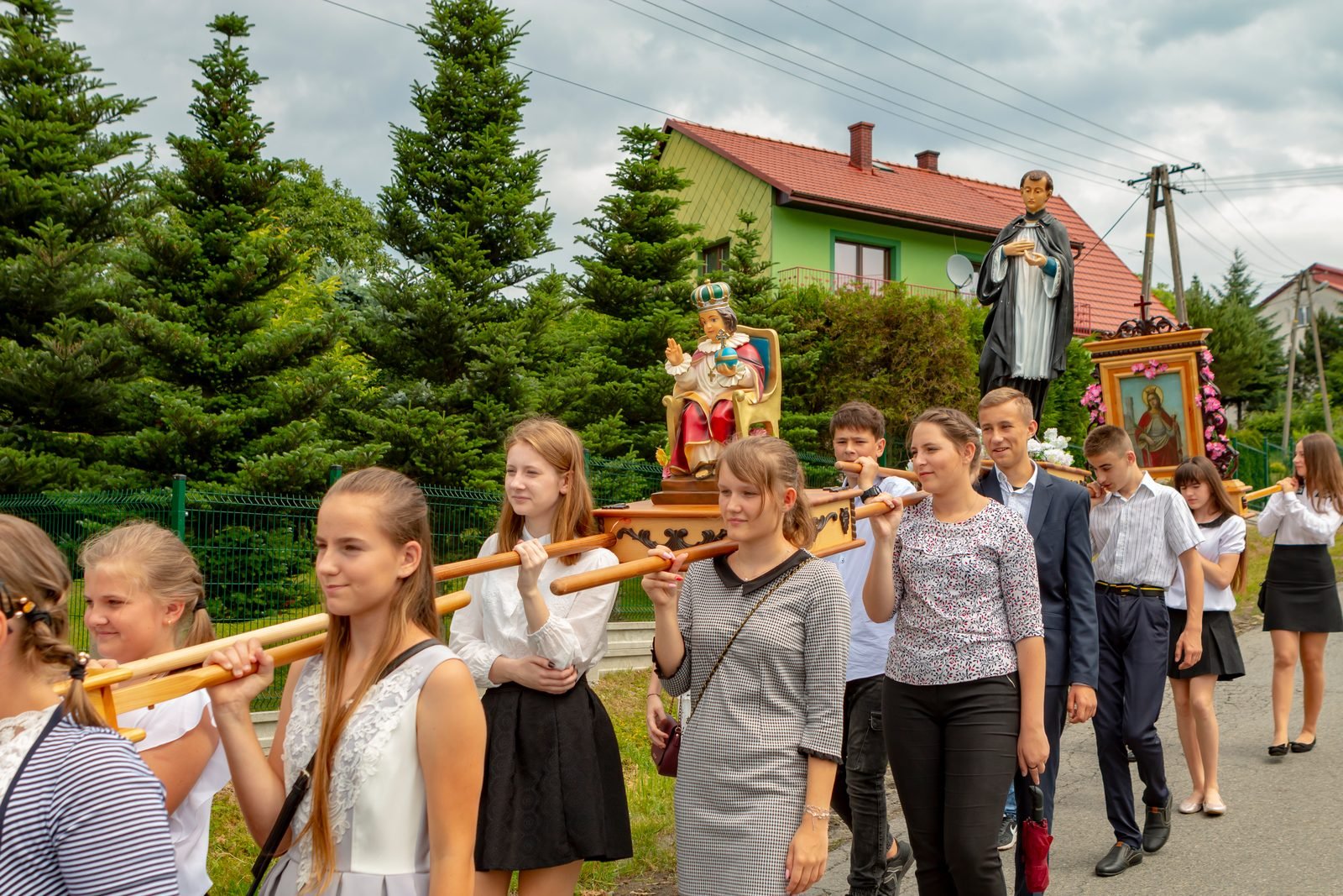 Orkiestra dęta w procesji.