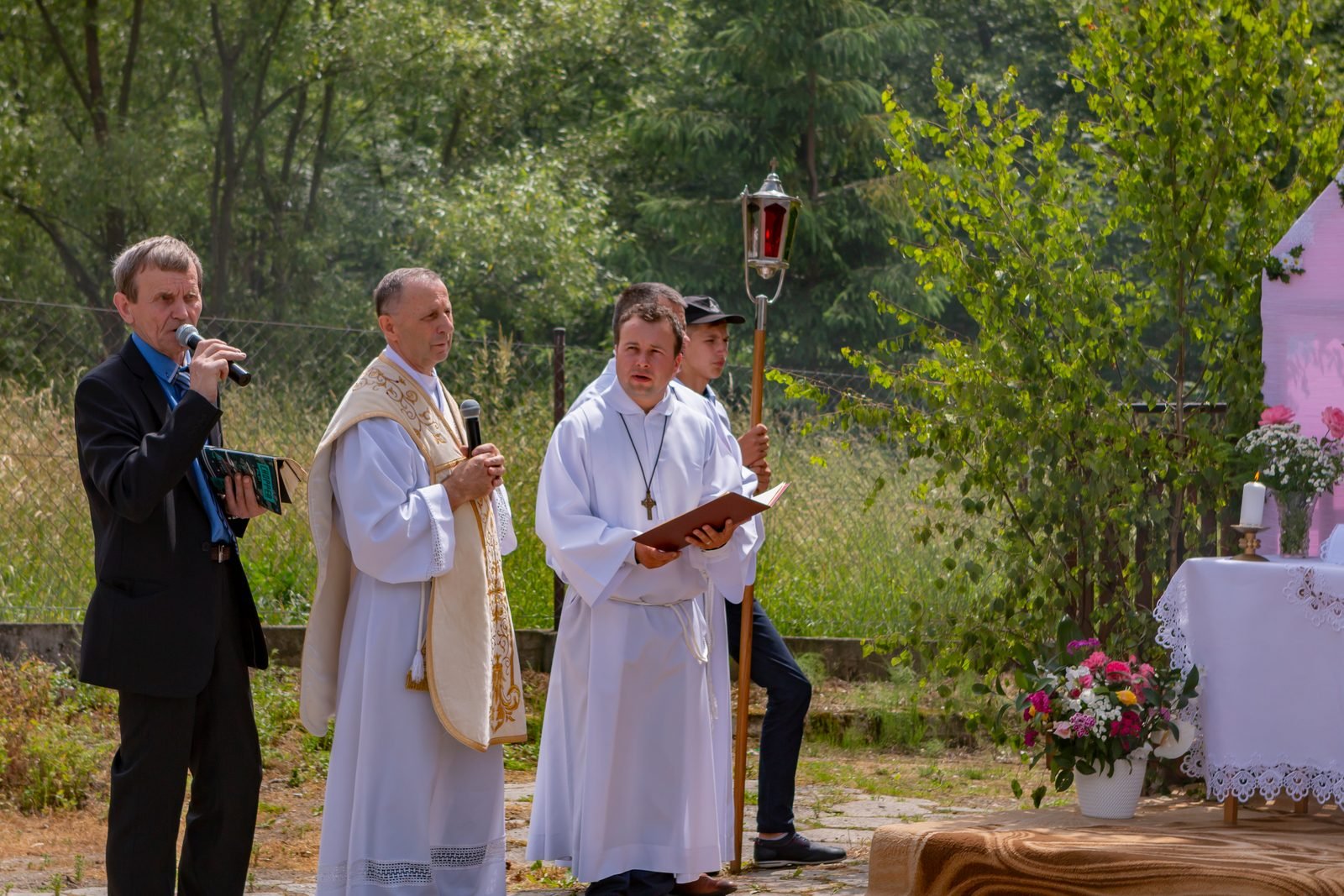 Czytanie Ewangelii przy ołtarzu.