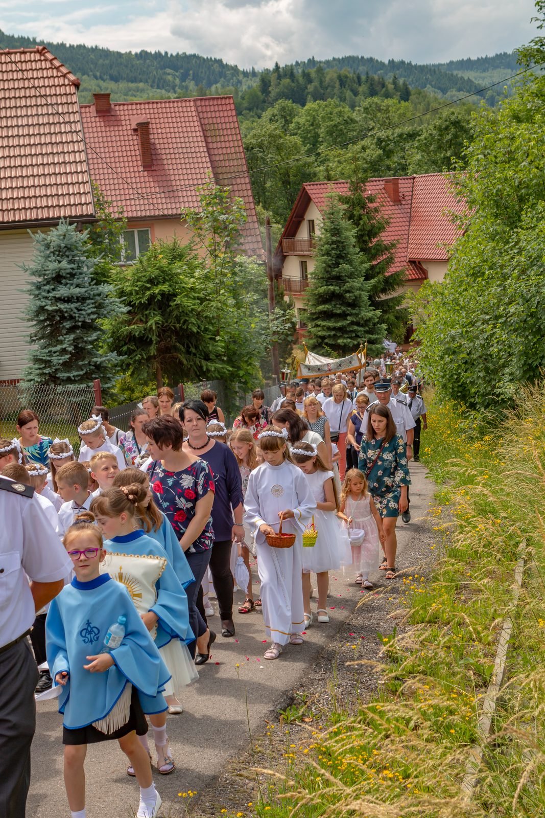 Procesja schodzi drogą.