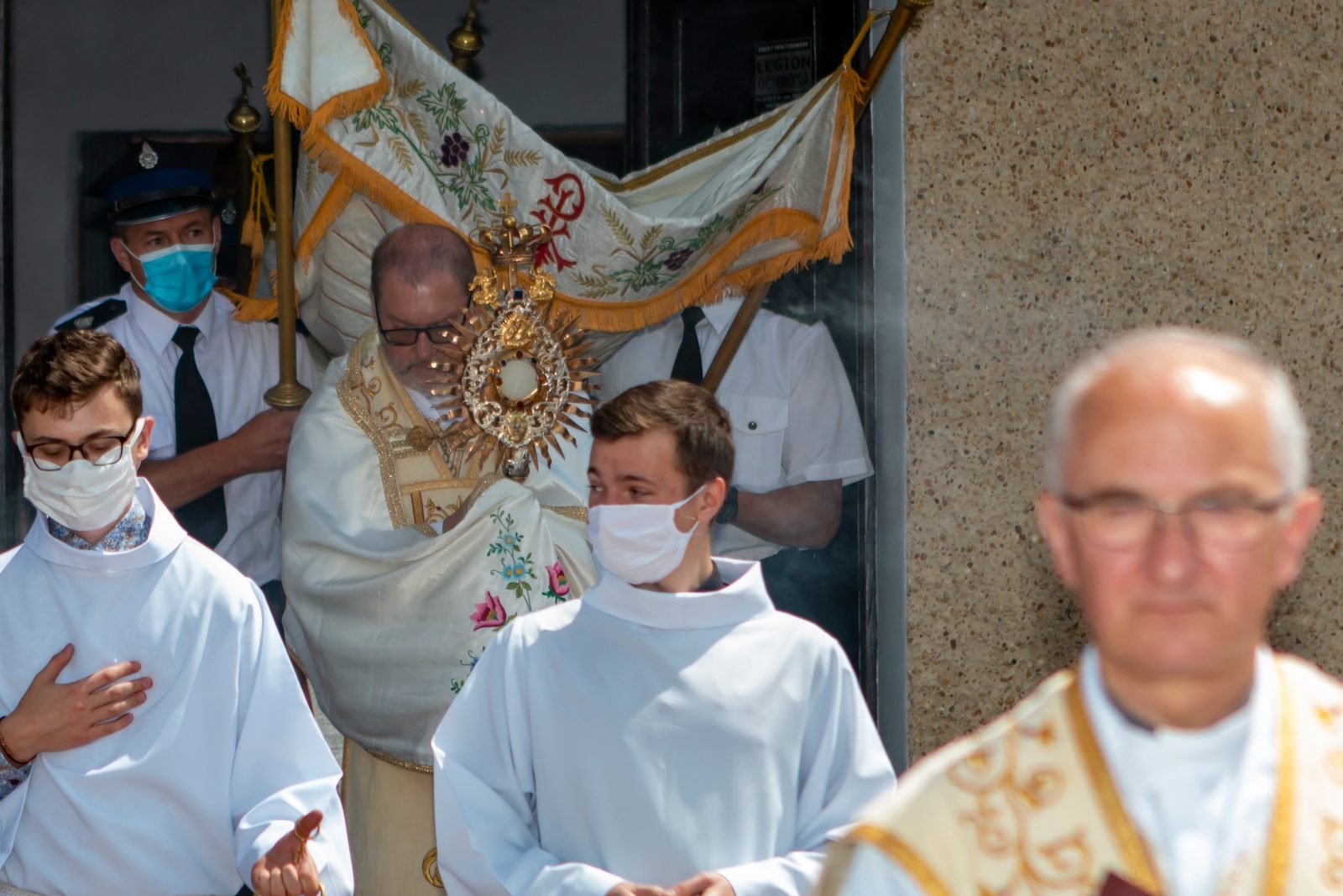 Najświętszy Sakrament wynoszony z kościoła.