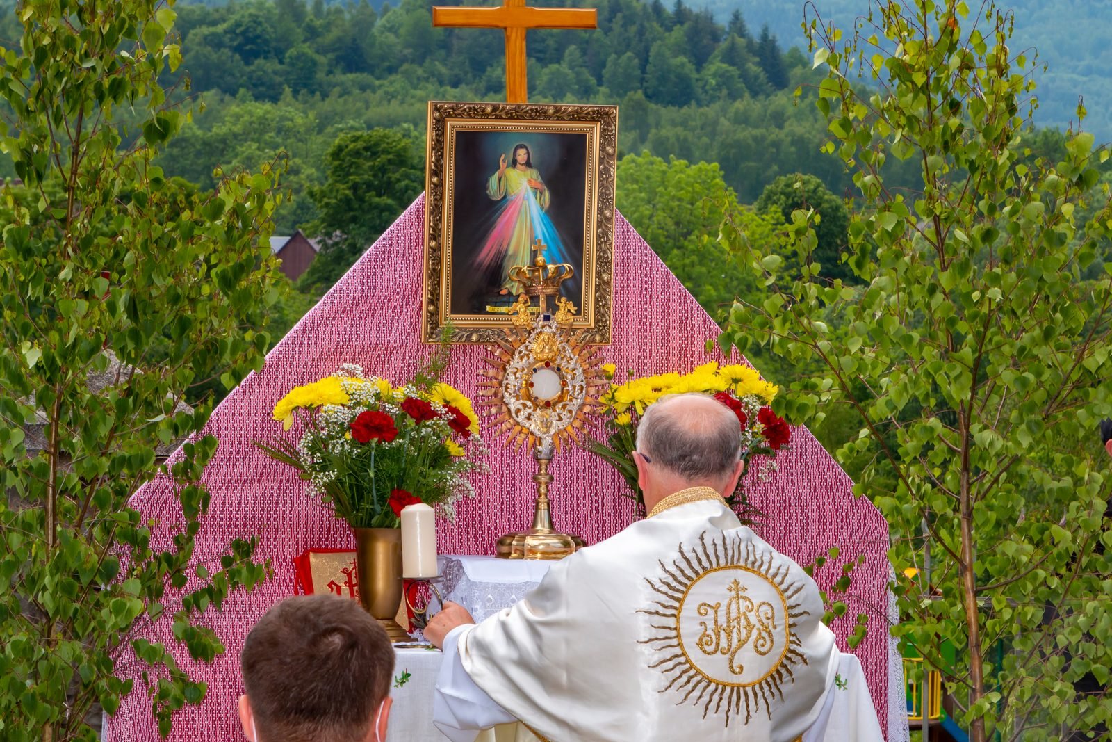 Monstrancja na ołtarzu z obrazem Jezusa Miłosiernego.