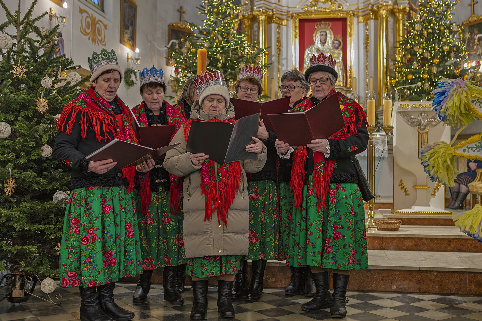Koło Gospodyń Wiejskich śpiewa kolędę.
