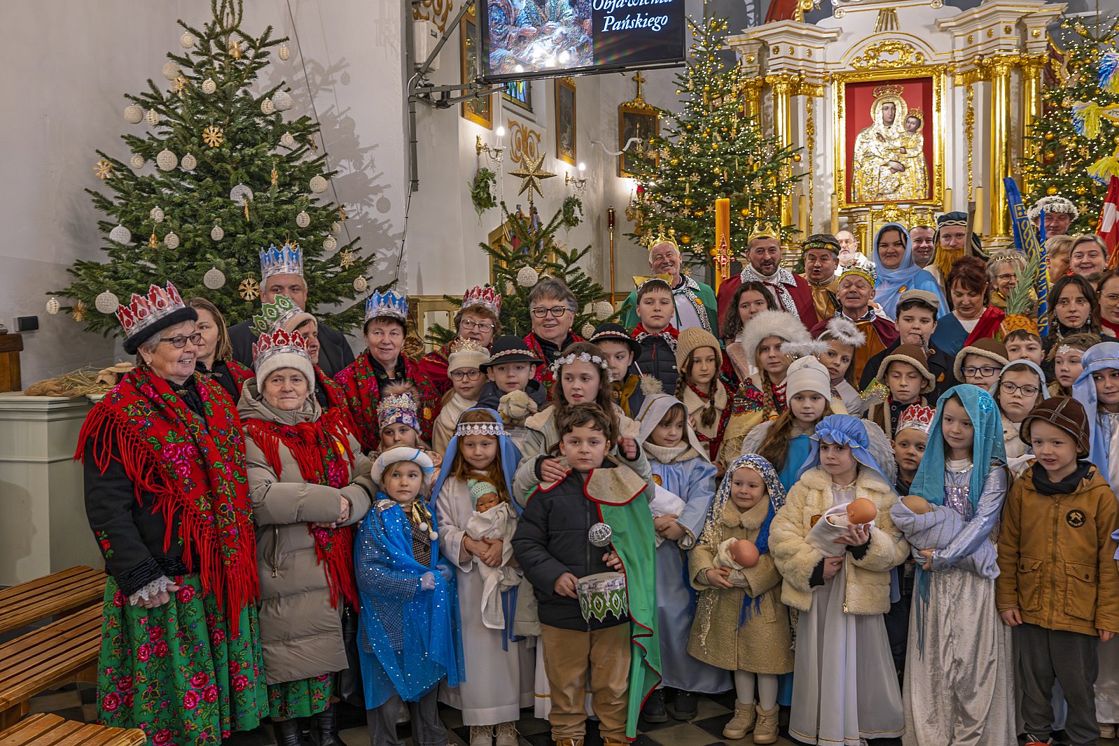 Wspólne zdjęcie uczestników orszaku.